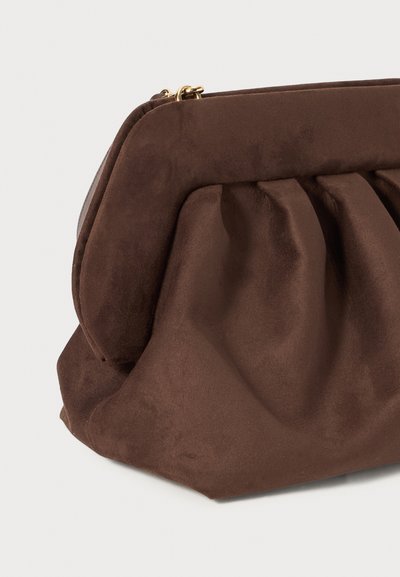 Brun semsket clutch-veske med innsamlet tekstur, en strukturert topp og gullglidelås. Myk, matt overflate uten synlige mønstre.