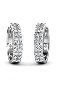 Orecchini a cerchio in argento con un design curvo, decorati con cristalli trasparenti luccicanti lungo il bordo esterno e una superficie interna lucidata.