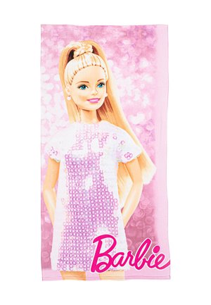 Poupée Barbie blonde aux yeux bleus portant une robe à sequins rose et blanche sur un fond rose avec le texte "Barbie".