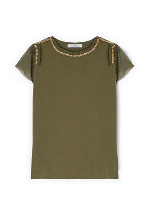 Top de manga corta color verde oliva con mangas de malla translúcida y ribete de lentejuelas doradas a lo largo del escote y las costuras de los hombros.