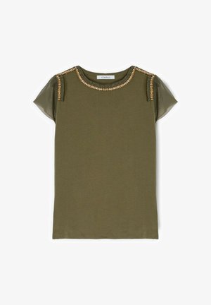 Olivgrünes Kurzarm-Oberteil mit transparenten Netzärmeln und goldfarbenem Paillettenbesatz entlang des Halsausschnitts und der Schulternähte.