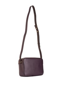Borsa a tracolla rettangolare in pelle texturizzata di un profondo viola, con una lunga tracolla regolabile e dettagli in metallo dorato. Chiusura con zip superiore.
