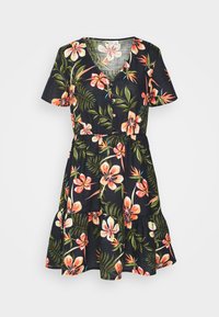 Robe noire à manches courtes avec col en V, boutons à l'avant, taille élastique et imprimé floral tropical coloré orange et blanc.