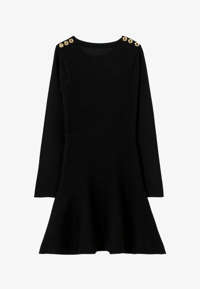 Robe noire à manches longues avec une jupe évasée, un col rond et des accents de boutons dorés sur les épaules. Texture tricotée.