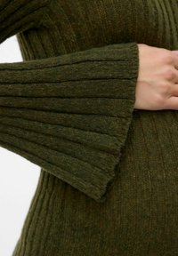 Zielony sweter z prążkowanego dzianiny z dzwonowymi rękawami, o teksturowanym wykończeniu i miękkim, lekko puszystym materiale.
