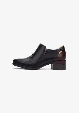 Bottes en cuir noir à la cheville avec une fermeture éclair sur le côté, présentant une accent de brun au talon et un petit talon bloc. Texture lisse et design élégant.