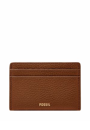 Tarjetero de cuero marrón texturizado con tres ranuras para tarjetas y logotipo dorado de Fossil en el frente.
