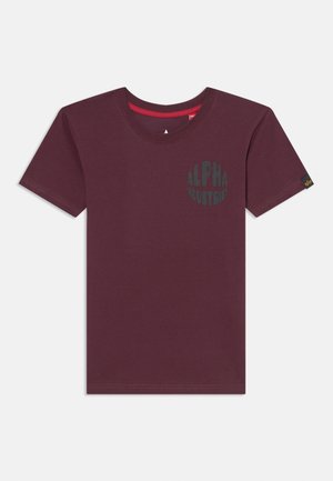 Bordeauxkleurig katoen T-shirt met ronde hals, korte mouwen, voorzien van een donkergroene "ALPHA INDUSTRIES" grafiek aan de voorkant links.
