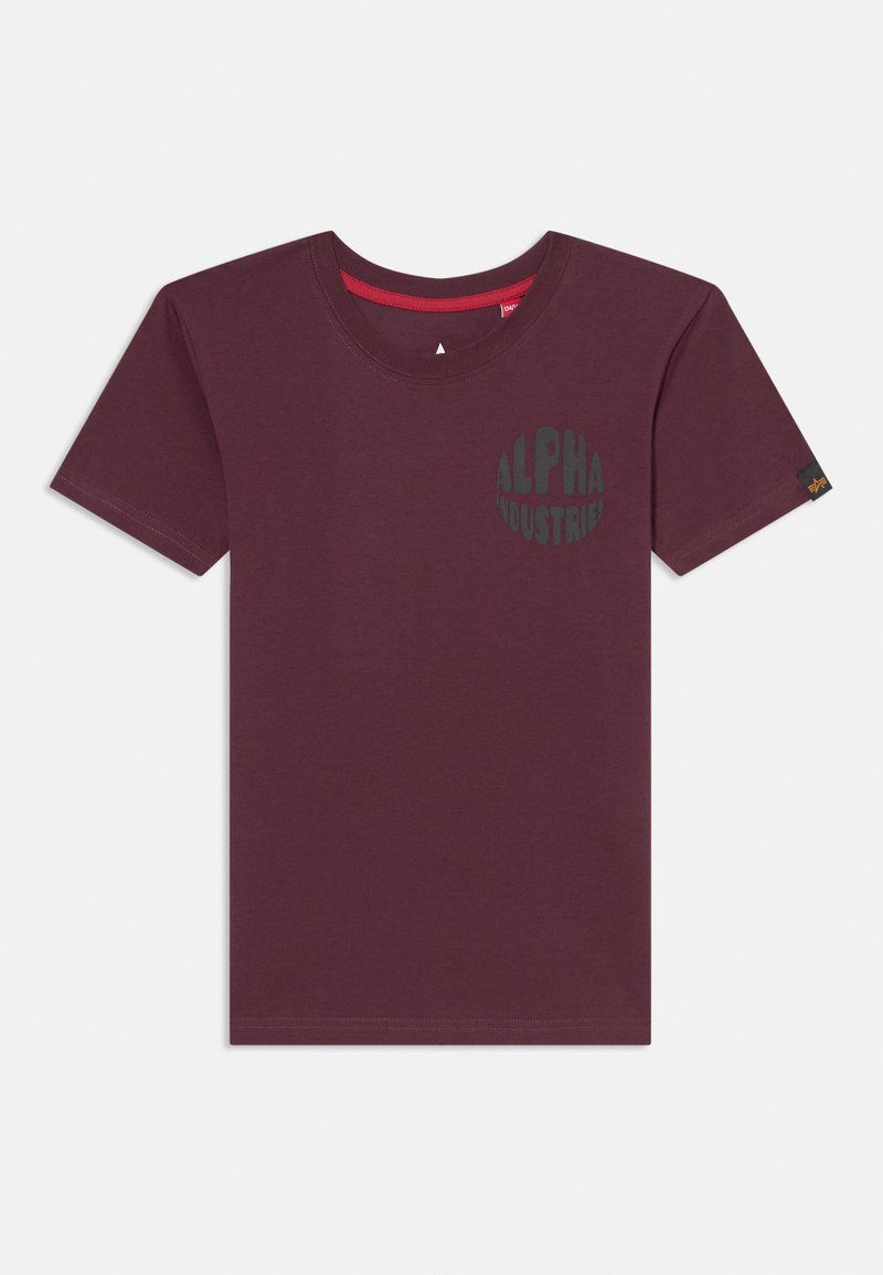 T-shirt de algodão bordeaux com gola redonda e mangas curtas, apresentando um gráfico "ALPHA INDUSTRIES" em verde escuro na parte frontal esquerda.