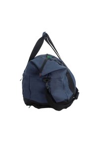 Bolso de deporte azul con acentos negros, forma redondeada, fabricado con tela duradera, cuenta con una cremallera superior, correa de hombro ajustable y un bolsillo lateral.