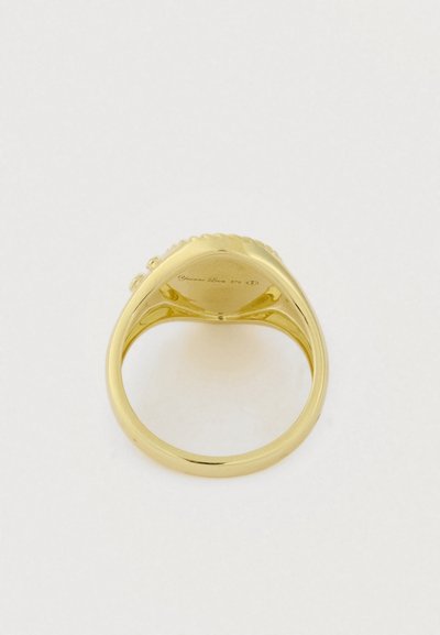 Zlatý prsteň s hladkým povrchom, zaobleným pásikom a jemnou textúrou po okraji. Na vnútornej strane viditeľný nápis.