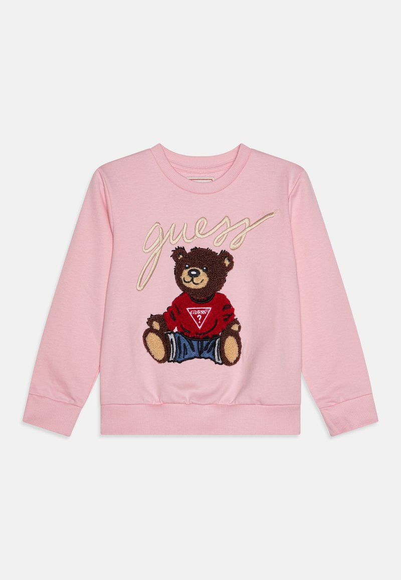 Felpa rosa con un orso ricamato che indossa una maglietta rossa e pantaloni di jeans, con la scritta "guess" sopra l'orso in un font decorativo.