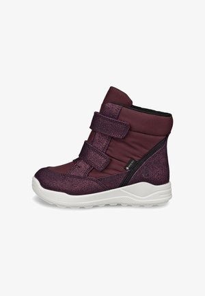 Lila Winterstiefel für Kinder mit zwei Klettverschlüssen, weißer strukturierter Sohle und Gore-Tex wasserdichtem Material.