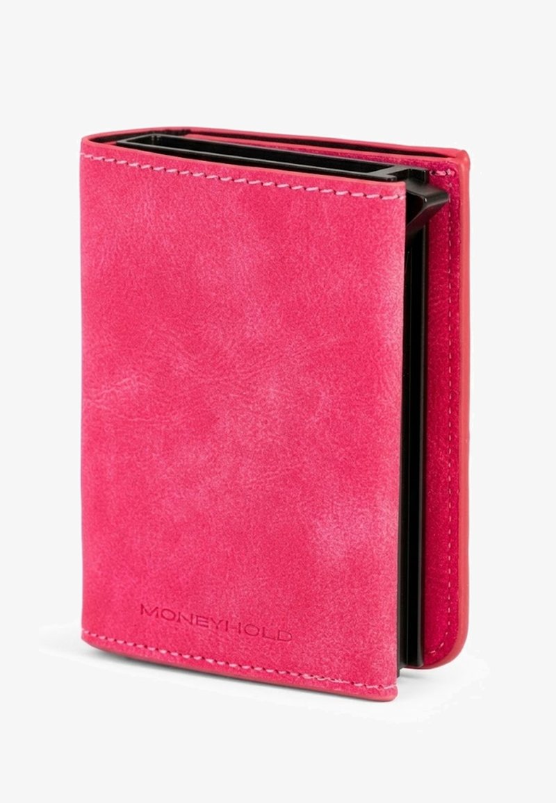 Cartera compacta de cuero rosa con costuras visibles, texto en relieve "MONEYHOLD" y portatarjetas de plástico negro parcialmente abierto en su interior.