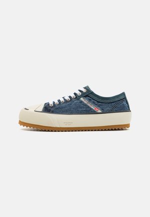 Sapatilhas de denim com biqueira de borracha branca e sola de borracha natural. Fecho com atacadores, parte superior em denim azul, com acabamento texturizado e etiqueta de logotipo.