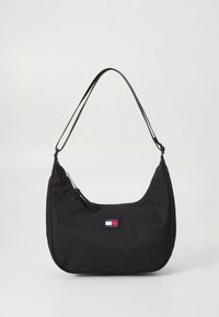 Svart skulderveske i nylon med buet form, utstyrt med glidelåslukking og en frontlogo i rødt, hvitt og blått.