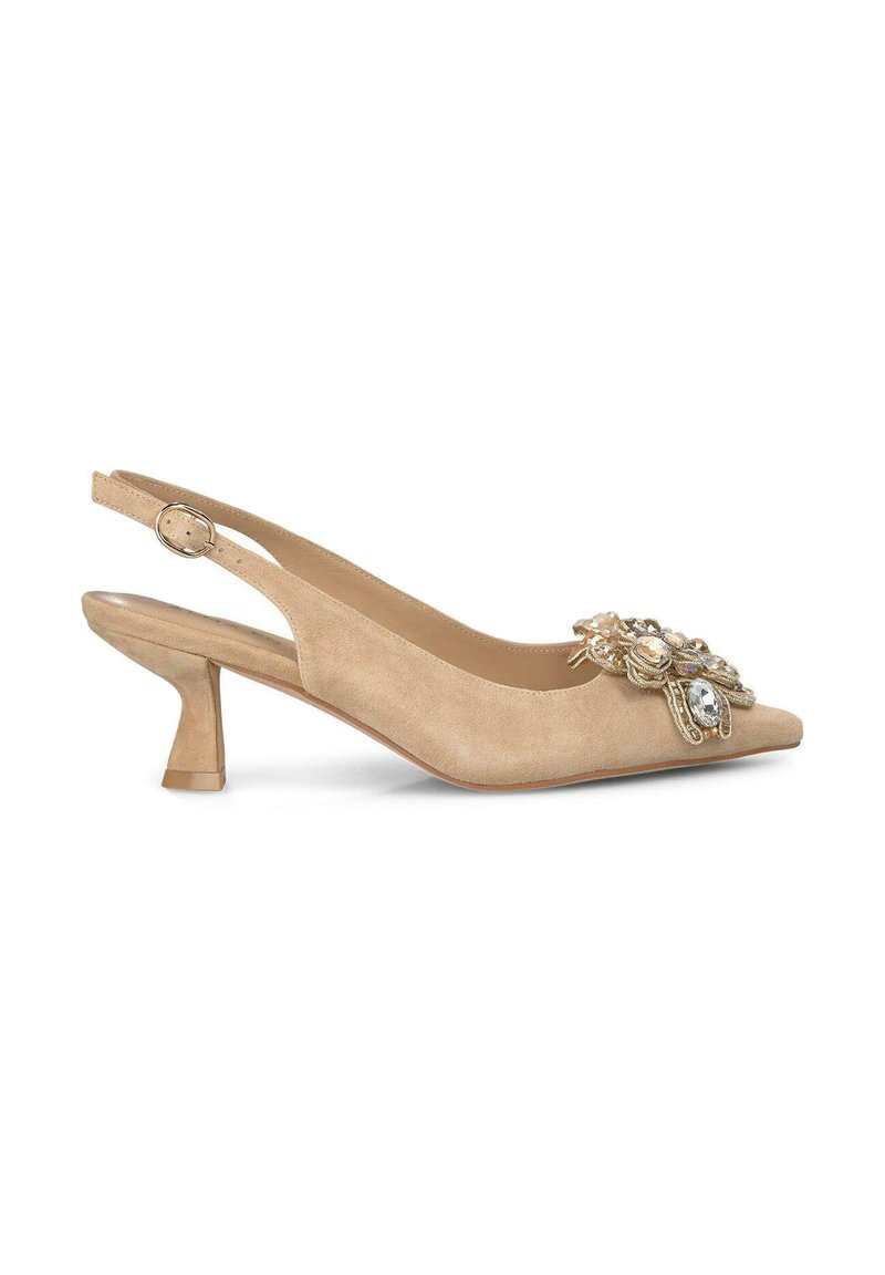 Pompa slingback in suede nuda con punta affusolata e tacco a blocco piccolo, caratterizzata da decorazioni ornate nella zona delle dita. Cinturino alla caviglia regolabile.