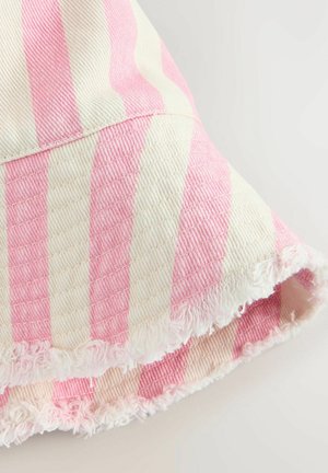 Gestreifte Bucket-Haube in Pink und Creme. Hergestellt aus einem strukturierten Stoff mit fransigem Saum, der abwechselnd breite und schmale Streifen aufweist.
