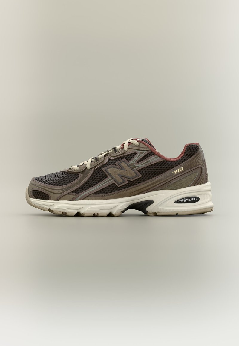 Καφέ και μπεζ αθλητικό παπούτσι New Balance 740 με ύφασμα πλέγματος, λευκά κορδόνια και απορροφητική τεχνολογία "ABZORB" ορατή στη σόλα, πλαϊνή όψη σε ουδέτερο φόντο.
