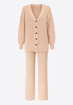 Beige strikket cardigan med V-hals, lange ærmer og fem knapper. Kombineret med matchende ribstrikkede bukser med vide ben, begge i tekstureret stof.