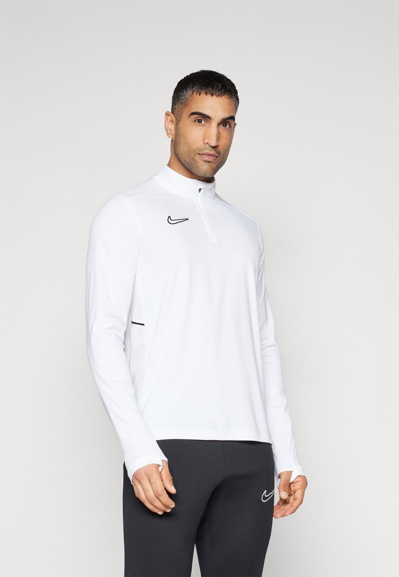 Weißer Langarm-Pullover mit einem Viertelreißverschluss, versehen mit einem schwarzen Nike-Logo auf der Brust und schwarzen Akzenten an den Seiten. Glatte Stofftextur.