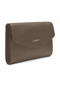 Clutch in pelle marrone con finitura testurizzata, dotato di chiusura a pattina e logo stampato in oro. Forma rettangolare semplice.