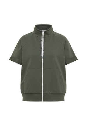 Veste zippée vert olive à manches courtes avec col haut, poches avant et fermeture éclair blanche avec languettes noires comportant un texte blanc.