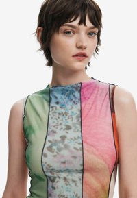 Mehrfarbiges ärmelloses Top mit Abschnitten in Grün, Pink, Orange und blauen Mustern, aus einem glatten, leichten Stoff und mit schwarzem Rand.