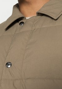 ARKET Casaco de inverno - khaki green