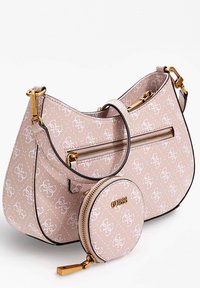 Růžová kabelka s vzorem a zlatým zipem, obsahující odnímatelnou kulatou peněženku na mince s logem Guess, umístěná na bílém pozadí.