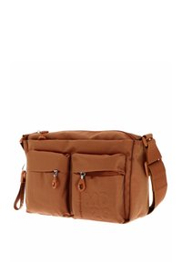 Borsa a spalla in nylon marrone con due tasche anteriori con zip, tracolla regolabile e tessuto testurizzato. Presenta dettagli in hardware arancione.