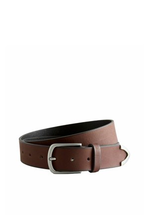 Brūna ādas josta, saritināta ar sudraba metāla sprādzi un metāla galu uz baltas virsmas.