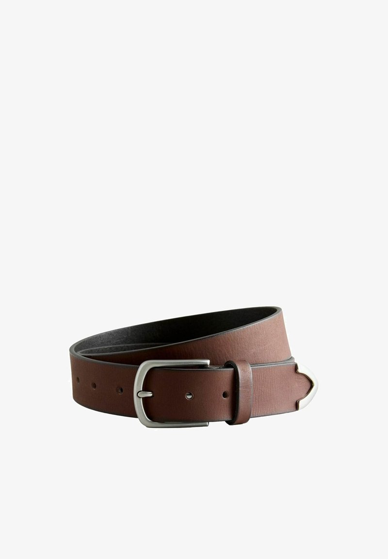 Ceinture en cuir marron enroulée avec une boucle en métal argenté et une extrémité en métal sur fond blanc.