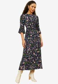 Love & Roses FLUTE SLEEVES HIGH NECK MIDI REGULAR FIT - Denní šaty - navy floral