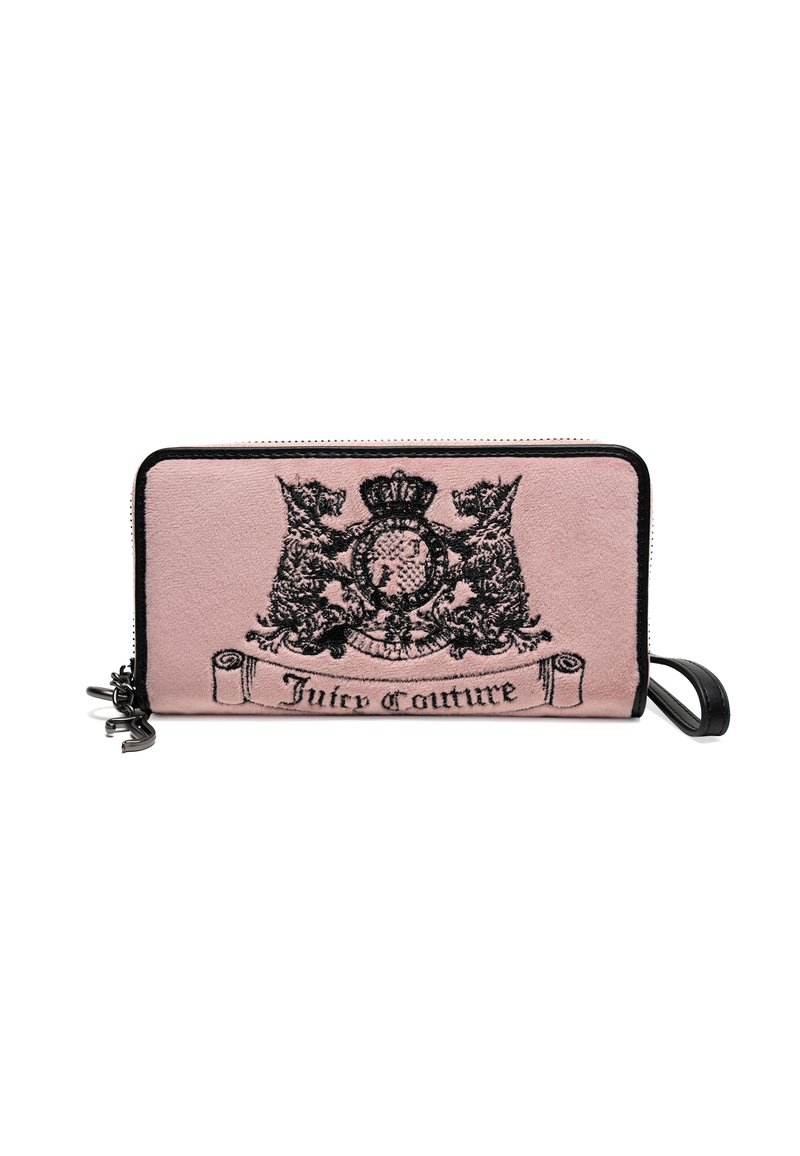Portefeuille zippé Juicy Couture rose avec un blason noir brodé représentant deux lions et une couronne, et une bandoulière noire.