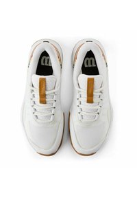 Weiße Sportschuhe mit einer glatten Oberfläche, strukturierter Gummisohle und tanfarbenen Schnürsenkeln. Sie verfügen über einen mehrfarbigen Akzent an der Ferse und ein atmungsaktives Mesh.