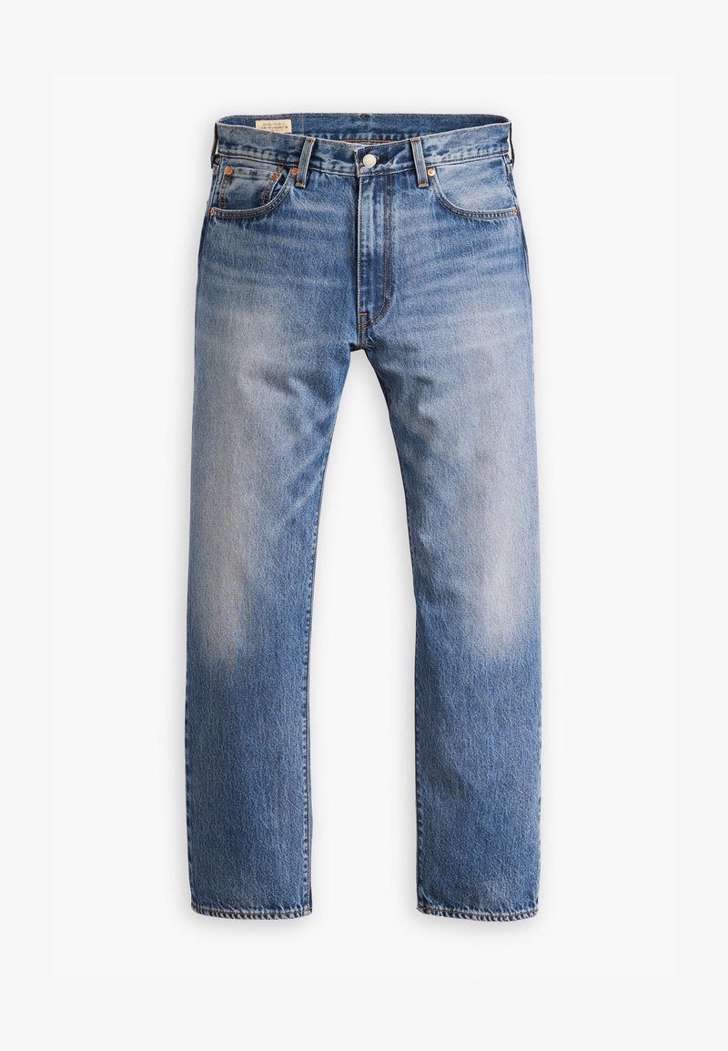 Jeans en denim bleu avec une finition délavée, coupe droite, style cinq poches et rivets en cuivre. Le tissu a une texture classique.