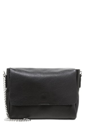 Sort tekstureret læder crossbody taske med klaplås og sølvkæde rem på hvid baggrund.