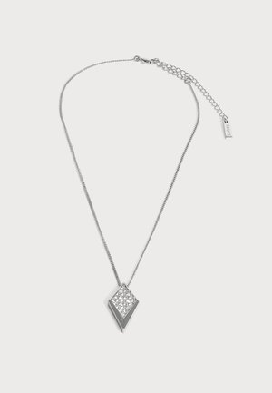 Silberne Halskette mit diamantförmigem Anhänger mit kleinen funkelnden Steinen auf schlichtem hellem Hintergrund.