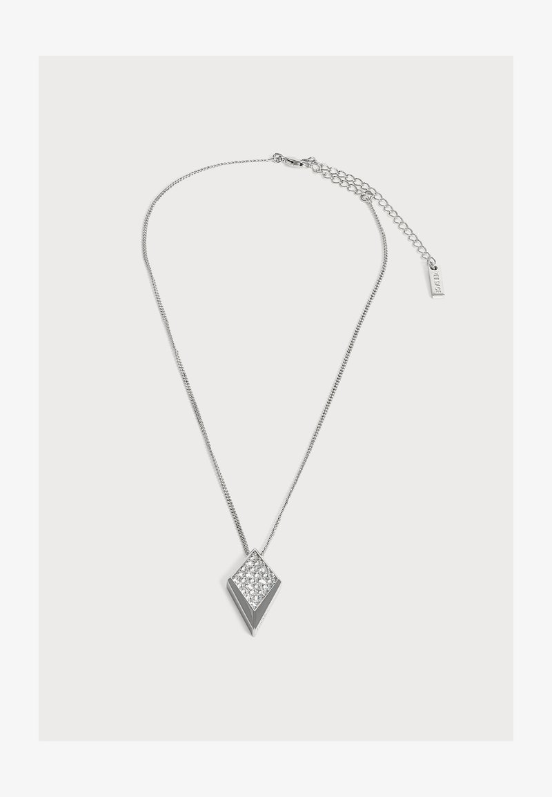 Collier chaîne en argent avec un pendentif en forme de losange orné de petites pierres scintillantes sur un fond uni clair.