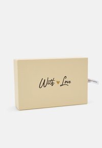 Rektangulær beige kasse med en glat overflade, der har teksten "With Love" i sort kursivskrift samt et lille mærke mærket "LASCANA."