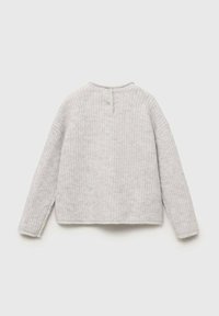 Hellgrauer, gerippter Strickpullover mit langen Ärmeln und einem Knopfverschluss auf der Rückseite. Weiche Textur und runder Ausschnitt mit einem dezenten Finish.