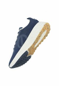 Chaussure de sport marine avec tige en mesh texturé, semelle en caoutchouc ornée de touches multicolores et logo bien visible sur le côté.