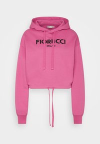 Sudadera corta rosa hecha de tela suave, con capucha ajustable con cordón y estampado negro "Fiorucci Milan" en el frente. Mangas largas con puños acanalados.