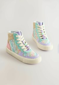 Wysokie sneakersy z wielokolorowym brokatowym materiałem w pastelowych odcieniach, kremową gumową podeszwą oraz akcentem uśmiechniętej buźki na sznurowadłach.