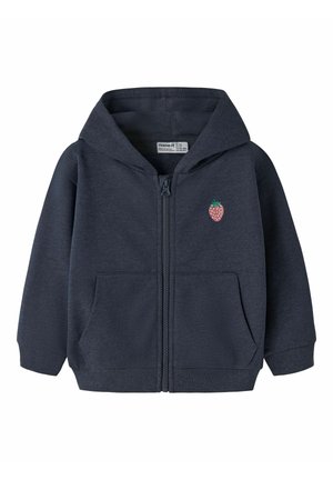 Marineblå børne hættetrøje med lynlås, forlommer, hætte og lille broderet jordbær på venstre bryst.