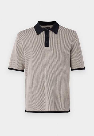 Polo à manches courtes en tissu texturé gris clair avec un col et des finitions noires. Dispose d'une patte de boutonnage à trois boutons pour la fermeture.