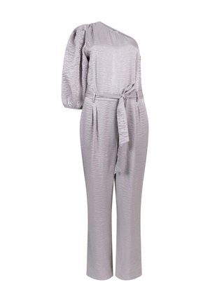 Combinaison une épaule en gris clair, en tissu texturé avec une manche bouffante, taille à nouer, et coupe droite avec plis.
