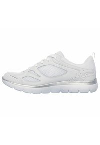 Białe buty sportowe z siateczkową cholewką, srebrnymi akcentami, teksturowanymi panelami oraz amortyzowaną gumową podeszwą, zaprojektowane dla komfortu i wentylacji.