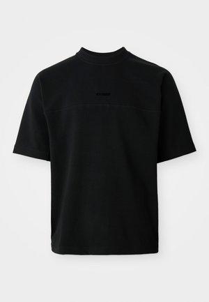 Schwarzes, kurzärmliges T-Shirt aus Baumwolle mit hohem Hals, das eine glatte Textur und ein dezentes Logo in der Mitte aufweist.